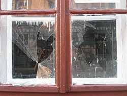 Razlupani prozori HKPD Jelacic